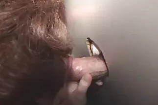 Một con gà mái tơ tao nhã bắt đầu khiêu vũ video xxx han quoc với người làm vườn.