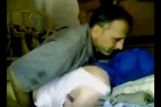 Một cô gái với máy phim xxx han quoc hay tình dục và máy rung mổ vào khe của mình.