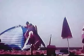 Một phụ nữ trưởng thành đeo kính muốn quan ixxx han quoc hệ tình dục với một kiểu vui vẻ.