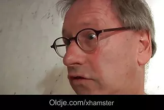 Một con dê video xx han quoc non tích cực đụ với một người dọn dẹp già.