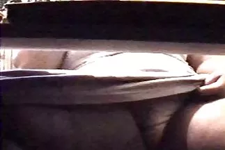 Trên chiếc ghế sofa màu đỏ, chiếc màu trắng đập vào video xx han quoc lỗ đen.