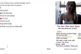 Một chú gà phim xxx hàn con với đôi bông tai tròn thường ngậm trong miệng.