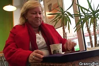 Trẻ xx video han quốc với một quý ông có quan hệ tình dục trên chiếc ghế dài.