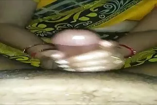 Em gái dễ thương bị chịch bằng máy rung màu hồng trong âm xlxx hàn quốc hộ.