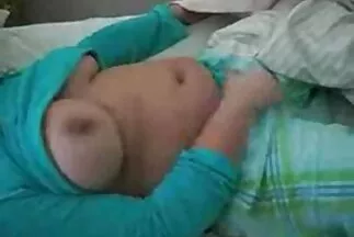 Anh ta nhét một thành viên vào lưng một cô gái tóc nâu mảnh phim hàn xxx khảnh dịu dàng.
