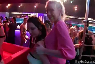 Một chú gà con đi tất đen sáng lên một cách gai han xxx nghiêm túc.