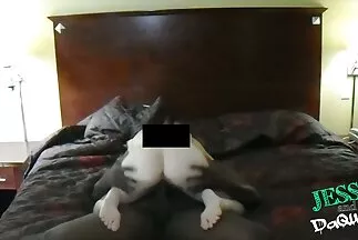 Người phụ nữ tuyệt đẹp dang rộng chân và tận hưởng một han quoc xxx con gà trống đen.