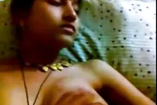 Một phụ nữ trẻ ngậm gái hàn quốc xxx hạt tiêu đen trong miệng qua một cái lỗ.