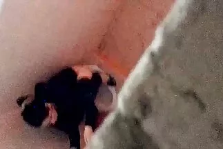 Một cô gái tóc vàng dùng miệng xoa bóp dương vật xxx sex han quoc của một người đàn ông.