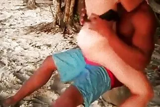 Cô quỳ xuống và phim xxx hàn quốc ngậm con cặc cương cứng bằng miệng.