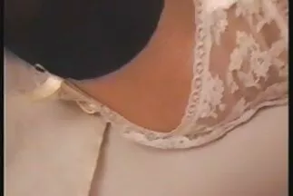 Một người đàn ông trẻ ăn mũ của một người phụ phim xxx hàn quốc nữ bằng miệng của mình.