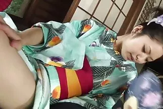Anh ta đội mũ của một cô gái tóc vàng hàn quốc xxx trẻ tuổi trong tư thế ung thư.