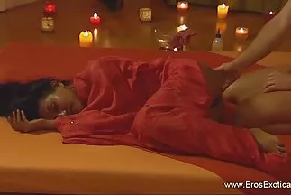 Anh ta cởi nút áo và xxx hàn quốc sau đó bắt đầu đụ vào mông.