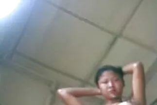 Một con cặc đen trong âm hộ đầy lông dính một viên nấm cục vào bạn gái phim xx hàn của mình.