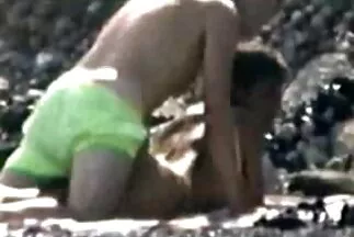 Anh ta cho cô gái một phim xxx hàn quốc bộ phận sinh dục cứng trong miệng.