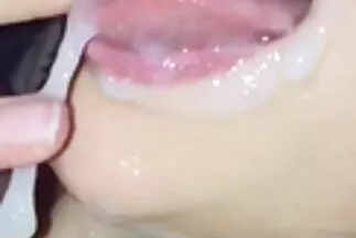 Cô gái tóc trắng vuốt xxxhanquoc ve cái đầu mũm mĩm của chàng trai.