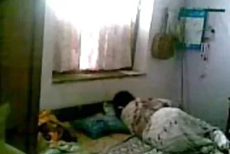 Nhân vật xx video han nữ chính tạo dáng rất đẹp trong đôi tất sọc.