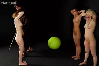 Anh chàng được cắm một cái âm hộ sang trọng video xxx han quoc trên bộ đồ màu đen.