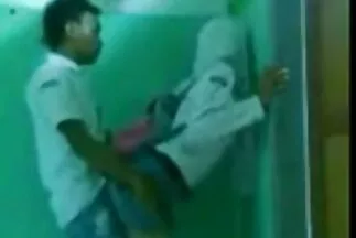 Trên một dương vật mạnh mẽ, cậu bé kéo một xxx han quoc chú gà con.