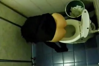 Tinh trùng ấm áp của người đàn ông hạ thấp bộ ngực của xxx video han cô bạn.