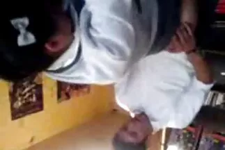 Một cô gái phim xxx hàn quốc trẻ với một con cặc trong miệng thích được mát-xa mông.