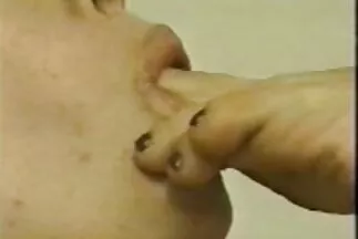 Người đấm bóp trẻ tuổi vào lỗ đít của milf với phim xx hàn quốc vòi nước.