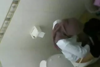 Một người phụ nữ có râu xxx sex han xiên một cô gái một cách vinh quang trong âm hộ của cô ấy.