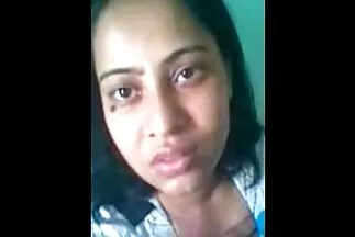 Một cô gái trẻ với vòng một nhỏ chạm vào dương hàn quốc xxx vật của người yêu.