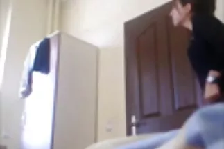 Một người đàn ông không kiềm chế được một cô gái trong lỗ xxx hàn quốc đít.
