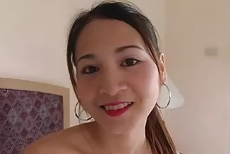 Một cô gái xxx sex han nhút nhát nhẹ nhàng thưởng thức một người đàn ông trưởng thành bằng miệng.