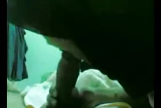 Một người phụ nữ khiêm tốn đeo mặt nạ phim xx hàn hút tinh ranh của một chàng trai.
