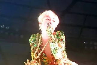 Snow Maiden ngậm dương vật cong queo của bạn tình vào xxx video han quoc miệng.
