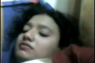Cô gái trẻ ướt át phim xxx hàn dành thời gian cho máy rung.