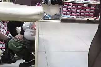 Cô xxx video hàn quốc gái tóc vàng xinh đẹp ngậm miệng qua một cái lỗ trên tường.