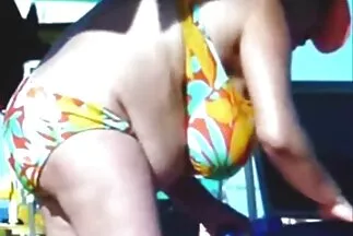Fucked một cô gái tóc vàng xxx hàn quôc trong doggystyle tại một bàn gỗ.