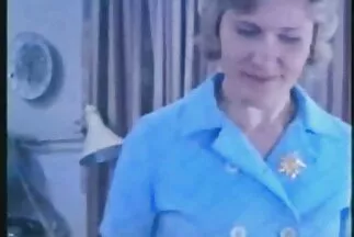 Người đàn ông cởi quần phim xxx co trang han quoc áo và buộc cô gái tóc đỏ bú.