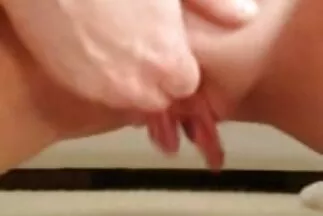 Một sinh viên thiếu kinh nghiệm xxx hang quat dùng tay giật dương vật của một chàng trai.