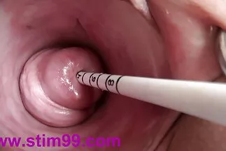 Một người đàn ông da đen vui vẻ đặt một cô gái tóc nâu lên dương vật. hàn xxx