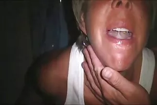 Một anh chàng có hình xăm chịch xxx han quoc em tóc nâu sau bể bơi.