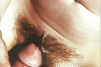 Cô dang rộng chân gái xinh hàn quốc xxx và thủ dâm âm hộ của mình.