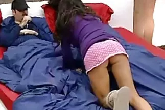Tôi đút máy rung vào âm hộ và dùng ngón tay xxx sex han quoc xoa bóp mông.