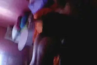 Cô gái kéo hàn quốc xxx chiếc váy đỏ lên và ngồi xuống với âm hộ của mình trên kakun.